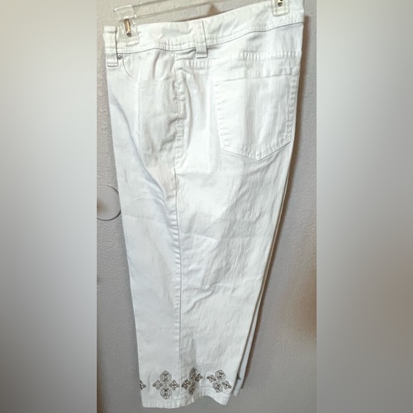 AVENUE Blue  
White Denim with Gold Embellishment
Sz 18 EUC - Picture 10 of 13